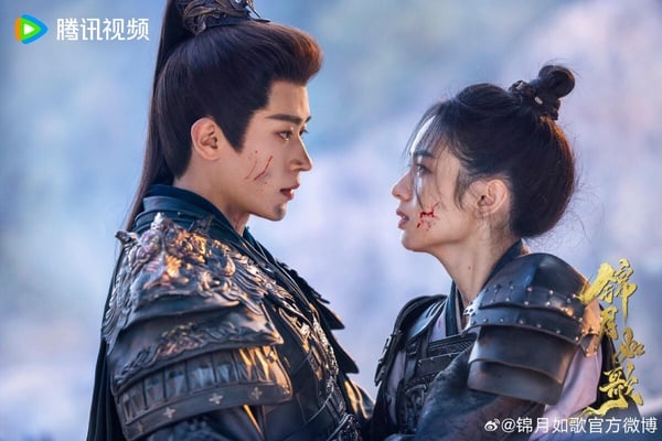 《錦月如歌》改編自千山茶客的小說《女將星》，開播後不少原著書迷都在吐槽劇版魔改，但如果沒看過小說原著，單看劇版，《錦月如歌》還是可以一看。《錦月如歌》原著小說是重生+雙將軍+宅鬥的設定，而劇版《錦月如歌》調整了重生設定，刪掉女主前夫線，風格變得比較輕快，還帶點輕喜劇氛圍。