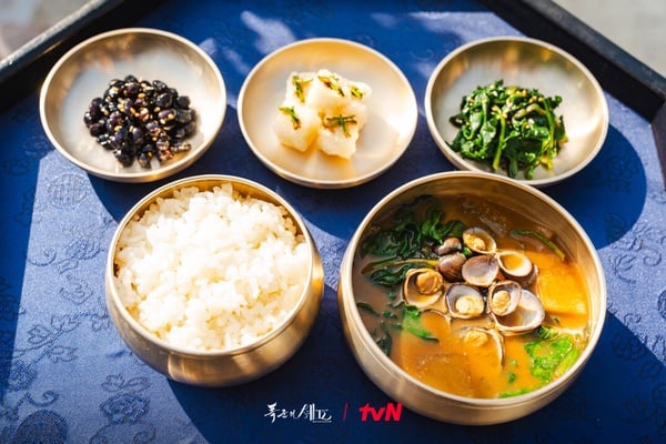 《暴君的廚師》美味食譜公開：菠菜蛤蠣大醬湯作法簡單，辣醬奶油拌飯意外超好吃！