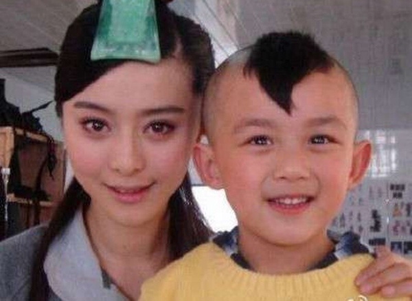 吳磊是童星出身，不少觀眾都是看著他長大的，所以吳磊的長相只要一有變化，肯定會被發現！不過吳磊小時候與現在的樣子根本就是等比例放大，舊照一眼就能認出他，炯炯有神的大眼睛看起來很可愛，而現在的吳磊則褪去了稚嫩感，變得越來越有男人味！