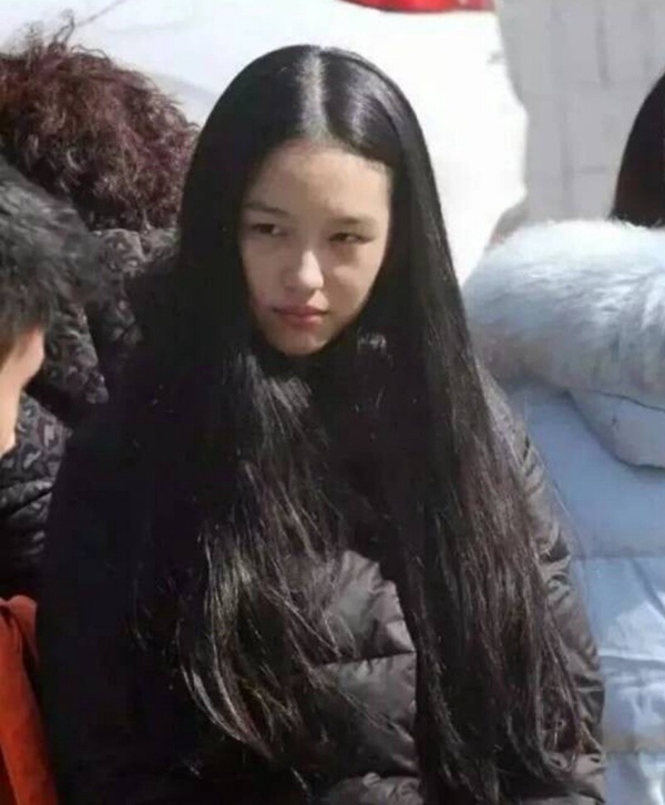 周也與童年時期的舊照也沒太大差異，從五官與神韻便能認出她，小時後的周也與現在一樣都很活潑甜美，自帶清純空靈的氛圍感！而說到周也的舊照，網上最常被熱議的就是她花30元去拍的證件照，完全沒有修圖，但卻看起來像是精修過，顏值真的很耐扛！還有她當年參加藝考時，雖然是頂著大素顏進去考場，卻被封為當年最美的藝考生！