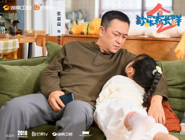 《歡樂家長群2》是一部家庭喜劇，第一季評分高達7.7，收視口碑都不錯，第二季評價也沒有崩塌。故事圍繞在劉向上和兒子果寧、女兒果寶學校家長群聊發生的故事。第二季加入新角色，依然維持輕喜劇的風格，小孩和家長鬥智鬥勇，家長看會很有共鳴，劇情有真實感。