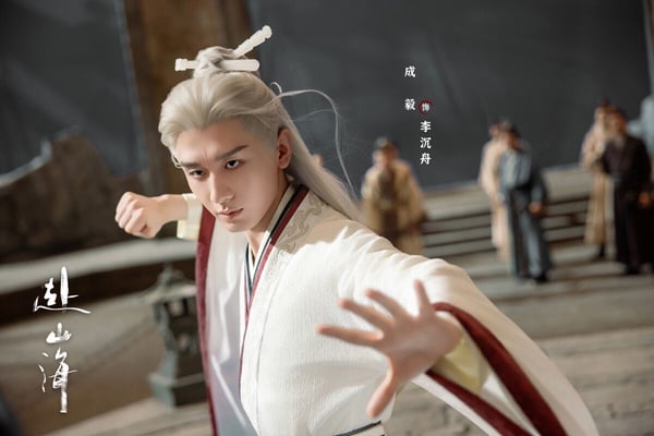 冠軍是成毅的《赴山海》！《赴山海》因著成毅而衝出高話題，這部劇改編自經典武俠小說《神州奇俠》，還結合穿越設定，原本擁有高期待，但開播後評價不佳。不少觀眾都在吐槽製作質感，劇中有不少現代道具穿幫的畫面在微博引起熱議，像是古裝劇卻出現劇本、厚底洞洞鞋等畫面。《赴山海》沒有成毅之前推出的武俠劇《蓮花樓》那麼廣受讚譽。