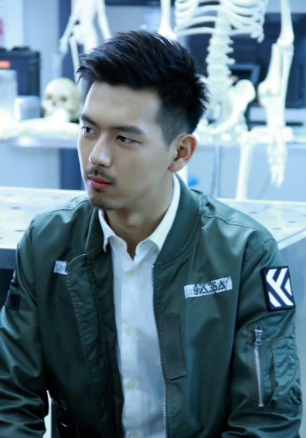 李現的戲路不侷限，近年在現偶劇《親愛的，熱愛的》演電競男神、《去有風的地方》演小鎮創業家，都獲好評。而李現其實曾在一些電視劇、電影演過警察，最讓人印象深刻的就是早年《法醫秦明》演的刑警林濤！