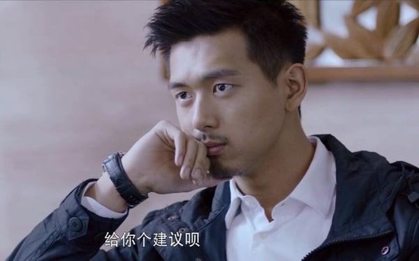 李現的戲路不侷限，近年在現偶劇《親愛的，熱愛的》演電競男神、《去有風的地方》演小鎮創業家，都獲好評。而李現其實曾在一些電視劇、電影演過警察，最讓人印象深刻的就是早年《法醫秦明》演的刑警林濤！