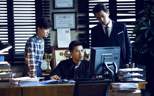 李現的戲路不侷限，近年在現偶劇《親愛的，熱愛的》演電競男神、《去有風的地方》演小鎮創業家，都獲好評。而李現其實曾在一些電視劇、電影演過警察，最讓人印象深刻的就是早年《法醫秦明》演的刑警林濤！
