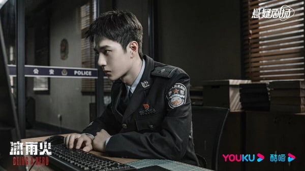 王一博在《冰雨火》演的特警陳宇也很帥！劇中陳宇是個熱血聰明的緝毒刑警，陽光正氣卻也衝動莽撞。五年前和吳振峰因一場事故相遇，陳宇因他立志要成為優秀刑警，沒想到再相遇後竟成敵人，兩人展開相愛相殺的「貓鼠遊戲」。