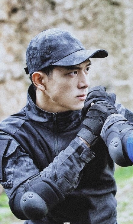 李現的戲路不侷限，近年在現偶劇《親愛的，熱愛的》演電競男神、《去有風的地方》演小鎮創業家，都獲好評。而李現其實曾在一些電視劇、電影演過警察，最讓人印象深刻的就是早年《法醫秦明》演的刑警林濤！
