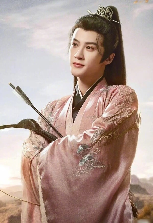 檀健次在《長相思》飾演相柳一角，大家比較印象深刻的可能是白衣造型，不過劇中也有幾套粉色古裝的造型蠻美的，像是他假扮防風邶時，大多都是以粉色造型亮相，粉色的服裝在檀健次身上非常好看，自帶風度翩翩的優雅氣質，甚至還被粉絲們稱為「最適合粉色的男人」。