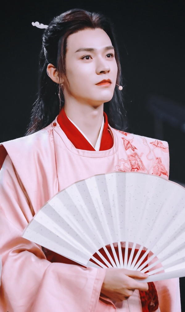 龔俊在《山河令》飾演的溫客行時，也有一套相當出圈的粉色造型！龔俊穿上粉色後，既有書生的溫潤如玉，也有幾分俠客的灑脫感，而溫客行作為鬼谷谷主，剛好又是個瘋批角色，所以與身上的粉色很有反差感，不少網友都表示「果然穿得越粉，打架也越狠」！