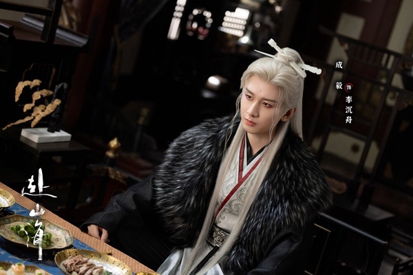 《赴山海》劇情講述一名酷愛武俠小說卻被現實磨平棱角的鹹魚肖明明，以小說男主角蕭秋水的視角遊歷了一次武林世界，蕭秋水從武力低微、熱血衝動的少年劍客，到最終成長為有情有義的一代大俠。