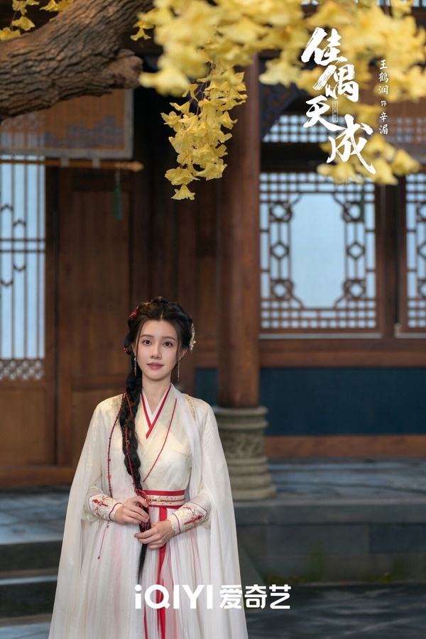 《佳偶天成》劇情講述戰鬼族後裔陸千喬背負「五不全」詛咒，需經歷換皮、肉、血、骨、心的痛苦，在一次意外中，他與仙門弟子辛湄觸發古老契靈，被迫結為夫妻，兩人從此踏上共同解除詛咒的旅程，在一次次化解挑戰的過程中，由戒備對方逐漸轉為深厚信任。