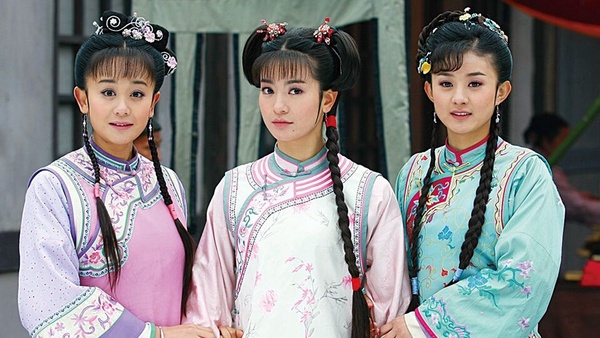 趙麗穎也是演小配角起家的，趙麗穎2011年曾在《新還珠格格》演過晴兒一角，這個角色在當時其實不太討巧，因為老版太深入人心了，而《新還珠格格》劇本被罵魔改，質感也很糟。不過《新還珠格格》雖然口碑不佳，但在當時其實收視挺好，是熱門劇，只是多年後，主演群很多都淪為二三線小演員，反而趙麗穎衝了出來。