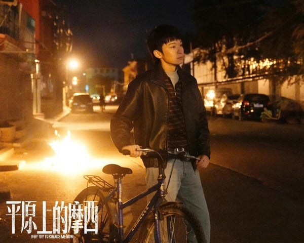 《平原上的摩西》改編自雙雪濤的小說，還有同名電影版，電影版由劉昊然、周冬雨主演。故事講述曾經的叛逆少年庄樹成為刑警後負責偵查7年前的舊案，疑犯卻逐漸指向了兒時留給自己美好記憶的鄰家父女。隨著調查的深入，一顆煙頭讓案情撥雲見日，刑警悲哀的發現，自己可能也是當年那場慘案的參與者。