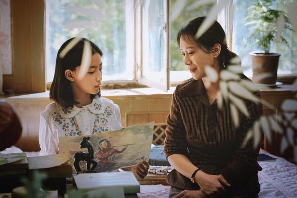 《平原上的摩西》改編自雙雪濤的小說，還有同名電影版，電影版由劉昊然、周冬雨主演。故事講述曾經的叛逆少年庄樹成為刑警後負責偵查7年前的舊案，疑犯卻逐漸指向了兒時留給自己美好記憶的鄰家父女。隨著調查的深入，一顆煙頭讓案情撥雲見日，刑警悲哀的發現，自己可能也是當年那場慘案的參與者。