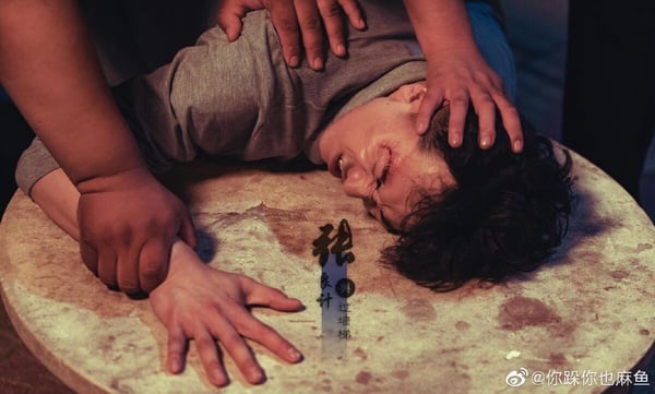 大家有聽過高分懸疑劇《毛騙》系列嗎？《毛騙》被公認是近年的懸疑劇天花板，第一季8.7分，第二季9.5分，第三季9.7分，而《城市的邊緣》是《毛騙》番外篇。雖然《城市的邊緣》沒有像《毛騙》那麼神，但依然有8.3的高分，劇情反轉又反轉，節奏飛快。