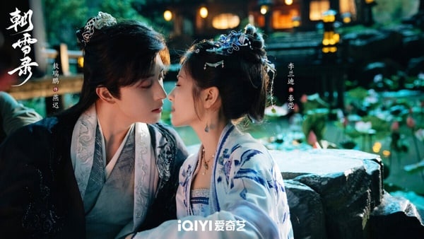 《朝雪錄》是2025暑期檔少數走熱的古裝劇，古裝探案題材，還結合一點宅鬥戲分。《朝雪錄》節奏不拖沓，第一集就火速鋪墊了沈莞遇害、逃生、以秦莞身分重生，隨即展開探案，會讓人想一集集追下去！而且李蘭迪、敖瑞鵬CP火花太強啦！很多觀眾追完《朝雪錄》，都有點出不了坑。