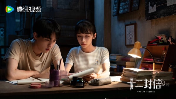 《十二封信》是最近默默被大推的陸劇，豆瓣評分高達7.8，不少觀眾都是因為追《獻魚》喜歡王影璐才開追的。《十二封信》是一部跨時空的純愛懸疑劇，以12封跨越35年的信件，把1991和2026兩個時空緊密連接。《十二封信》熱度很低迷，但結局把好多網友都看哭，餘韻很深。
