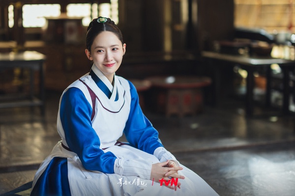 潤娥在韓劇《暴君的廚師》中飾演天才女廚師，展現專業氣質