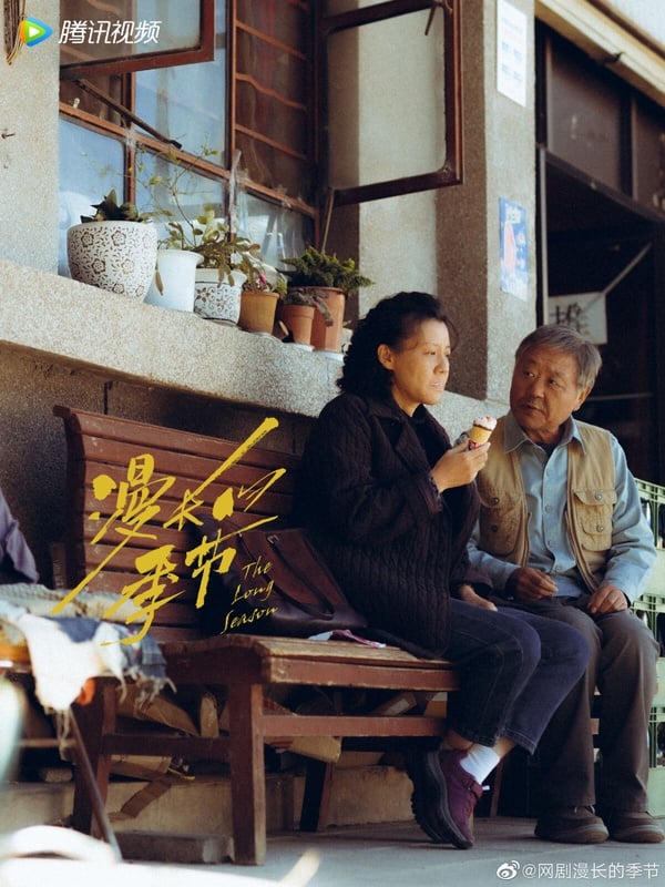 《漫長的季節》是近幾年評分難得衝上9分的陸劇，豆瓣評分高達9.4。《漫長的季節》開播後一面倒好評，劇本真的很神。大家原以為是喜劇，但隨著兇殺案線索層層遞進，卻發現原來全員悲劇。劇情節奏快，懸疑故事線埋得很好，還隱含了人文關懷，後勁很強。