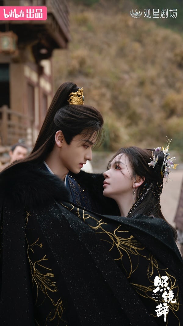 《照鏡辭》是最近默默被大推的古裝短劇，《照鏡辭》是野心勃勃的妖后vs.癡心王爺的設定，服化道非常精緻，節奏也算緊湊，結合了大家愛看的野心勃勃大女主、霸道王爺搶愛、重生等元素。而陳瑤、全伊倫超級養眼！近年大家被許多古裝醜男荼毒，但《照鏡辭》CP演值超級高，演技也在線，讓顏控觀眾追得超滿足！