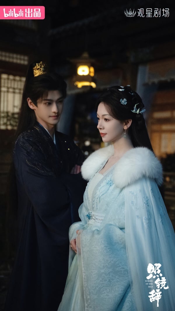 《照鏡辭》是最近默默被大推的古裝短劇，《照鏡辭》是野心勃勃的妖后vs.癡心王爺的設定，服化道非常精緻，節奏也算緊湊，結合了大家愛看的野心勃勃大女主、霸道王爺搶愛、重生等元素。而陳瑤、全伊倫超級養眼！近年大家被許多古裝醜男荼毒，但《照鏡辭》CP演值超級高，演技也在線，讓顏控觀眾追得超滿足！