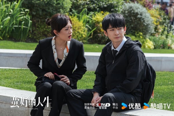 孫儷主演的《蠻好的人生》也是2025的上癮神劇，這是部大女主逆襲都市劇。《蠻好的人生》講述孫儷飾演的「保險女王」胡曼黎事業有成，但懦弱的老公卻有了小三，同時她的工作也迎來危機。胡曼黎很快就振作起來，聯手薛曉舟開始逆襲搞事業。