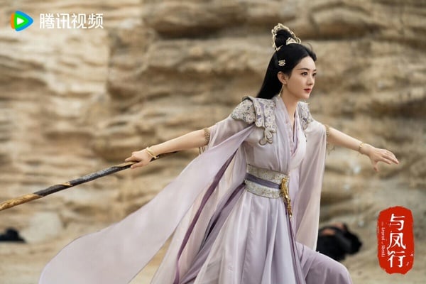 趙麗穎是公認超拚的陸劇女演員，不僅能沉下心來磨練演技，趙麗穎的打戲也很好看，總是拳拳到肉。最讓人印象深刻的應該就是大女主古裝劇《楚喬傳》了吧？趙麗穎在《楚喬傳》飾演身經百戰、堅毅果敢的女統帥，打戲乾淨俐落、不拖泥帶水，從近身肉搏到長兵器對決，每個動作皆展現出極高的完成度。