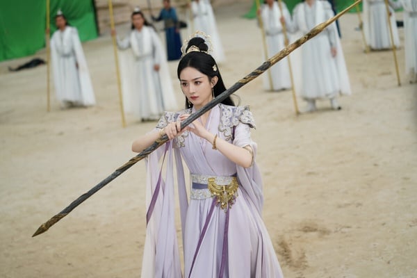 趙麗穎是公認超拚的陸劇女演員，不僅能沉下心來磨練演技，趙麗穎的打戲也很好看，總是拳拳到肉。最讓人印象深刻的應該就是大女主古裝劇《楚喬傳》了吧？趙麗穎在《楚喬傳》飾演身經百戰、堅毅果敢的女統帥，打戲乾淨俐落、不拖泥帶水，從近身肉搏到長兵器對決，每個動作皆展現出極高的完成度。