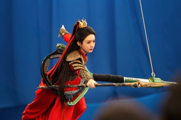 趙麗穎是公認超拚的陸劇女演員，不僅能沉下心來磨練演技，趙麗穎的打戲也很好看，總是拳拳到肉。最讓人印象深刻的應該就是大女主古裝劇《楚喬傳》了吧？趙麗穎在《楚喬傳》飾演身經百戰、堅毅果敢的女統帥，打戲乾淨俐落、不拖泥帶水，從近身肉搏到長兵器對決，每個動作皆展現出極高的完成度。