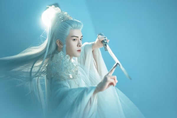 曾舜晞也是打戲很受好評的男演員！過去他在武俠劇《蓮花樓》、《說英雄是英雄》和《七夜雪》都有很多打戲環節，都很受好評呢！而今年曾舜晞在《臨江仙》也有不少武打戲，為了讓動作精準到位，曾舜晞和白鹿還提早進行了大量的吊鋼絲訓練。