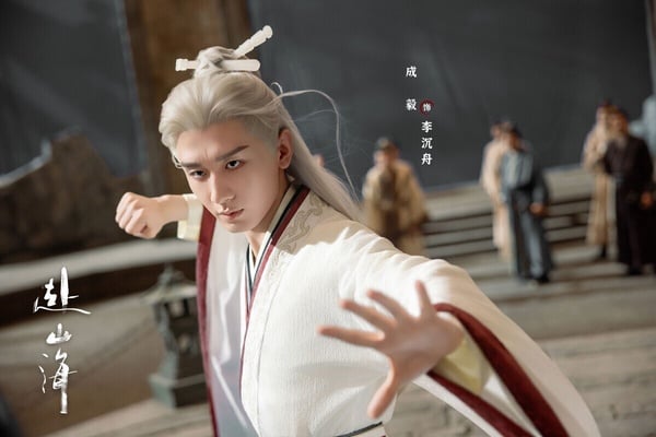 成毅先前在武俠劇《蓮花樓》就有過不少高燃打戲，而今年成毅再次演出武俠劇《赴山海》，劇裡的打戲依然受到好評！《赴山海》是穿書的設定，肖明明穿書成為江湖少年蕭秋水，期間經歷一個個難關，危機四伏。《赴山海》劇中有很多高難度打戲動作，成毅都是親自完成的呢！