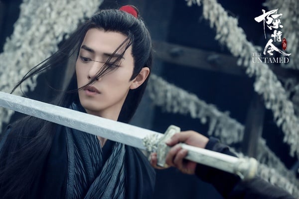 肖戰在《玉骨遙》、《陳情令》、《斗羅大陸》都有不少高燃打戲，《陳情令》以笛禦魂、符咒破空，魏無羨的打戲瀟灑又俐落。《陳情令》的打戲很被推崇！