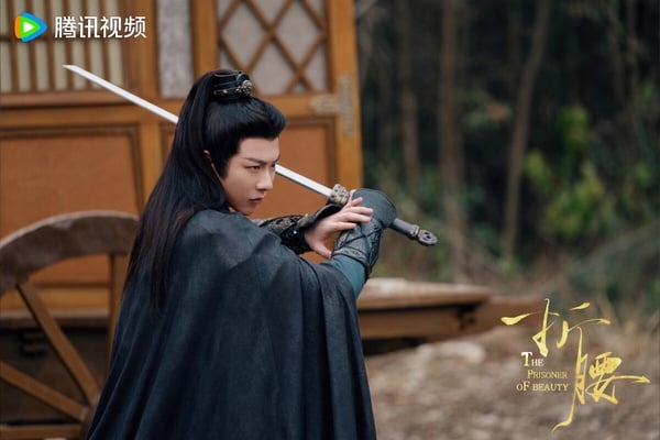 今年好多人追《折腰》，都被劉宇寧迷倒了！劉宇寧在《折腰》飾演一代梟雄魏劭，這是個武力值超高的霸氣男，劇中劉宇寧有很多打戲，每幕都很帥耶！劉宇寧身高本來就很有壓迫感，189公分的身形撐起了梟雄氣場，揮舞長槍、和敵人對打時更是霸氣滿滿！