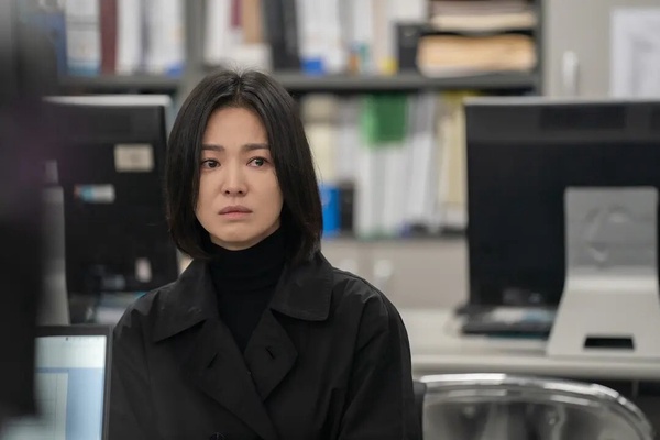 Netflix韓劇《黑暗榮耀》劇照，宋慧喬飾演復仇女王文同珢，展現冷酷眼神