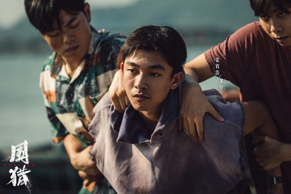 《圍獵》是一部緝毒劇，講述在警方的「清剿行動」之後，緝毒幹警楊一鵬在新人員警之安、線人多仔的幫助下，順著新型毒品制毒源頭線索，接連發現香江、湘南、滇川等多地毒品銷售鏈條，而最後真正的操盤者似乎仍未露出廬山真面目……