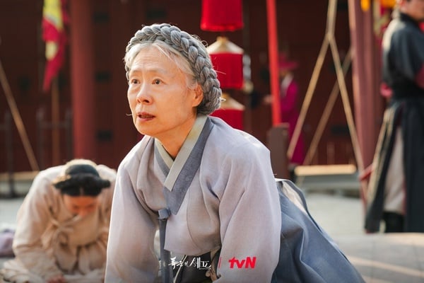 《暴君的廚師》延志永做了巧克力讓李獻外祖母吃，就恢復了神智說出實情