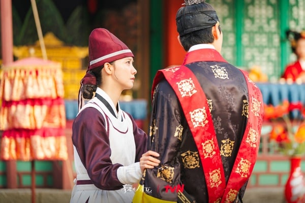 《暴君的廚師》原著小說結局中，李彩玟飾演的李獻因內心掙扎而掐住潤娥飾演的延志永，與劇中溫柔形象形成強烈對比。