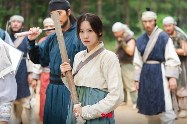 《暴君的廚師》結局揭秘，潤娥飾演的延志永在古代的場景，其身世與父母皆為古代人的設定令人驚訝。