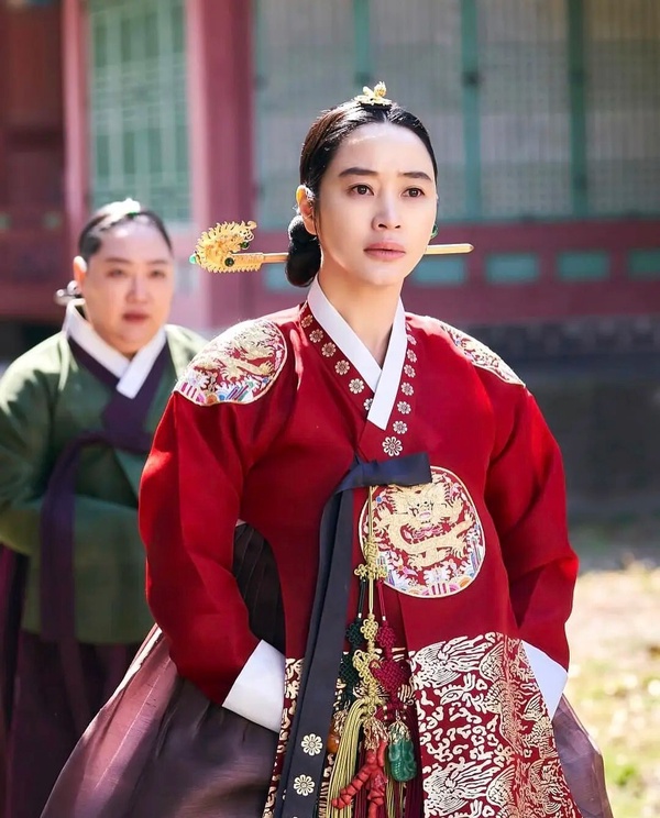 tvN韓劇《王后傘下》官方劇照，由金憓秀主演，演繹為母則強的朝鮮王妃