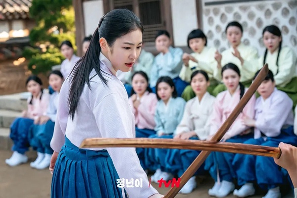 tvN韓劇《正年》劇照，由金泰梨、辛叡恩主演，講述女性國劇演員的成長故事