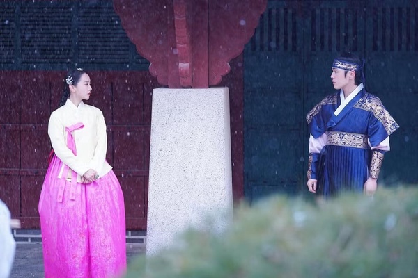 韓劇《哲仁王后》官方劇照，申惠善完美演繹男魂穿女身的逗趣演技