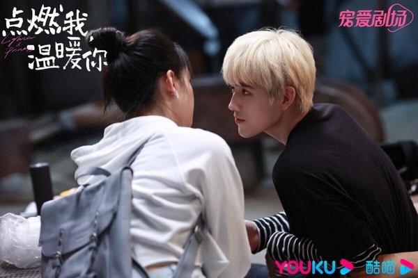校園陸劇《點燃我，溫暖你》劇照，陳飛宇飾演的李峋與張婧儀飾演的朱韻深情對望