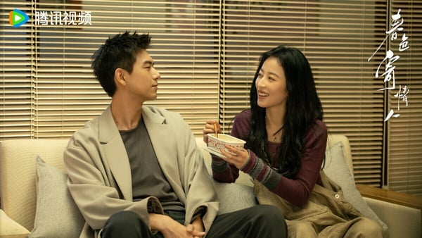 春色寄情人》劇中，李現飾演的遺體整容師麥冬與周雨彤飾演的莊潔在家中溫馨互動