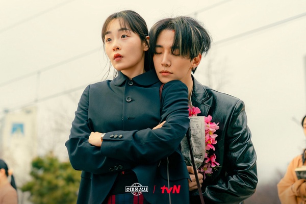 Netflix十月推薦追劇片單！趙露思《許我耀眼》必看，《颱風商社》《回魂計》值得追！