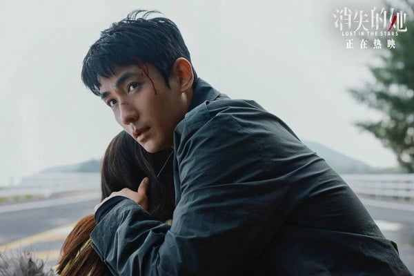 Netflix陸劇電影推薦《消失的她》，朱一龍飾演的何非在海邊尋找妻子，表情痛苦。