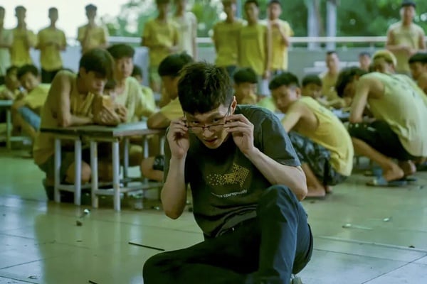 Netflix電影《孤注一擲》劇照，張藝興飾演的潘生被迫在詐騙工廠工作。