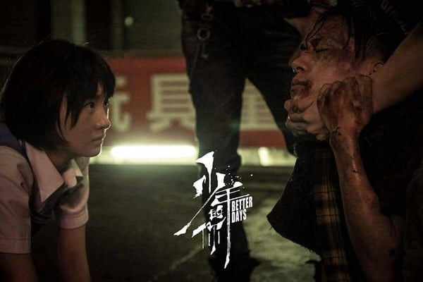 Netflix必看電影《少年的你》，易烊千璽飾演的小北默默守護著周冬雨飾演的陳念。