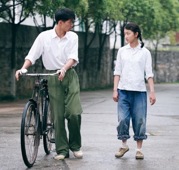 張藝謀執導電影《山楂樹之戀》劇照，周冬雨與竇驍演繹純愛故事。