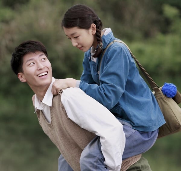 Netflix推薦電影《山楂樹之戀》，周冬雨飾演的靜秋與竇驍飾演的老三在山楂樹下
