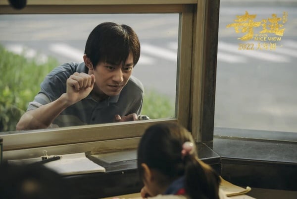 勵志電影《奇蹟·笨小孩》劇照，由易烊千璽飾演的主角景浩眼神堅毅。